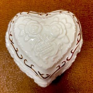 Heritage House Vintage Heart Shaped Porcelain Trinket musical Box